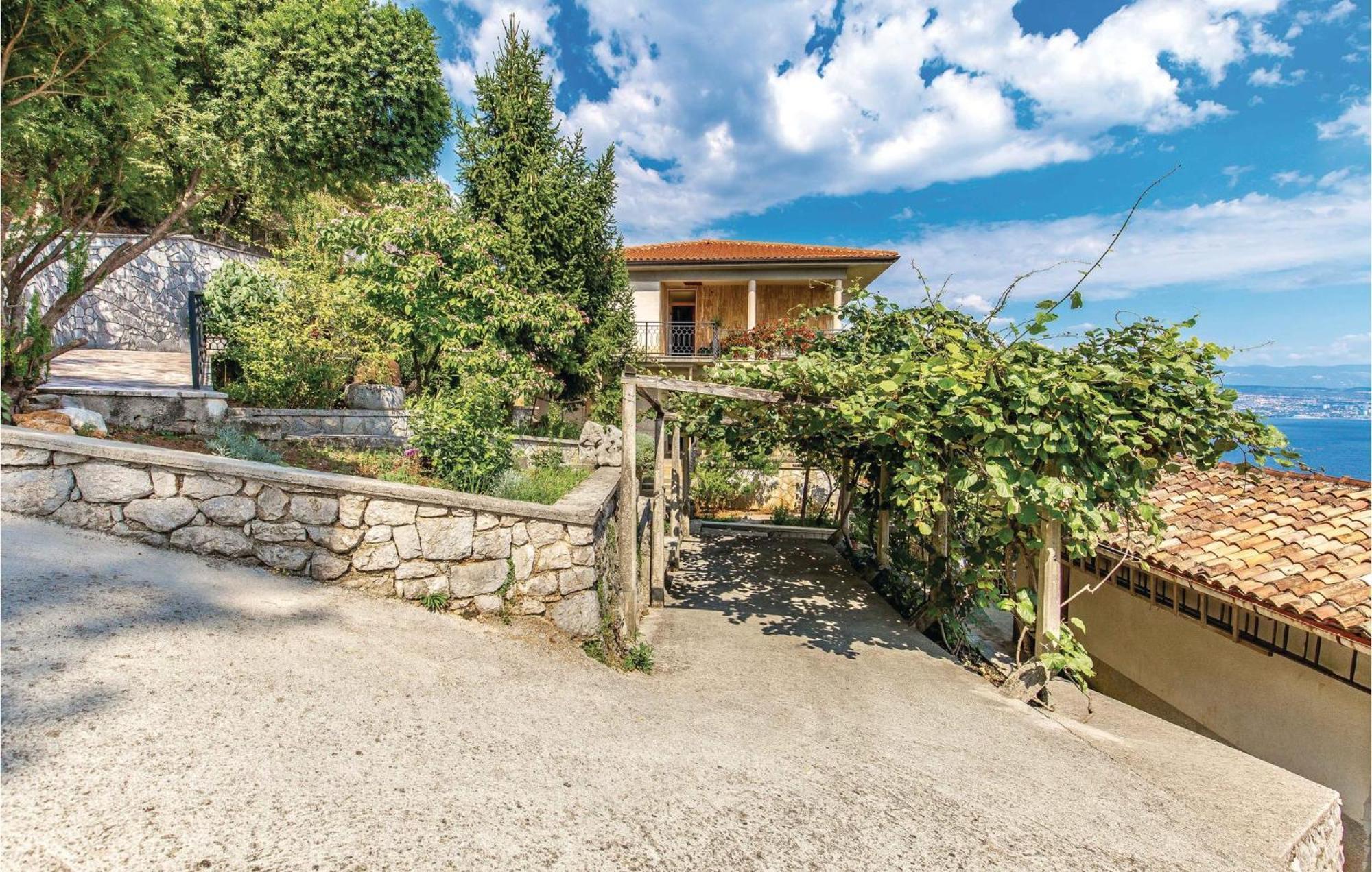 Awesome apartment in Lovran with 4 Bedrooms&WiFi Buitenkant foto